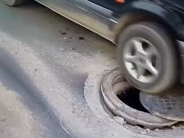 Жители Бишкека жалуются на&nbsp;опасный люк и&nbsp;некачественный ремонт дороги
