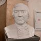 Фото 24.kg. Бюст Булата Минжилкиева в фойе родного театра