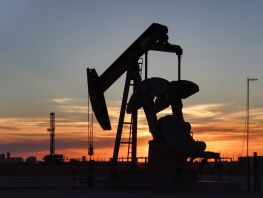Цены на&nbsp;нефть упали до&nbsp;самого низкого уровня с&nbsp;начала войны США и&nbsp;Ирана

