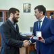 Фото @murtazaliev_bjj. Абдурахманхаджи Муртазалиев (слева) получает награду от мэра Бишкека Азиза Суракматова
