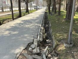 Разрушенные арыки и&nbsp;тротуар в&nbsp;парке Победы вызывают опасения жителей Бишкека
