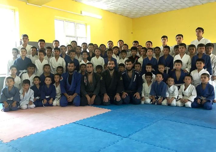 Фото @murtazaliev_bjj. Абдурахманхаджи (в первом ряду шестой справа) и Муртазали Муртазалиевы на семинаре в Джалал-Абаде. Август 2019 года