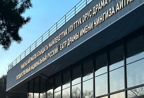 Четыре месяца после ремонта: на&nbsp;фронтоне Русского драмтеатра отваливаются буквы
