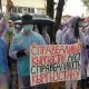 Фото 24.kg. У здания суда начался митинг в поддержку и против партии «Кыргызстан»