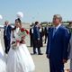 Фото Султана Досалиева. Узбекского коллегу у трапа самолета встречал Алмазбек Атамбаев с супругой