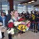 Фото ГАМФКиС. Валентина Шевченко (с цветами) впервые за восемь лет приехала в Кыргызстан. Апрель 2019 года