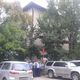 Фото ИА «24.kg». Сторонники Жапарова митингуют прямо у окон жилого дома. Милиция не пускает их во двор суда 