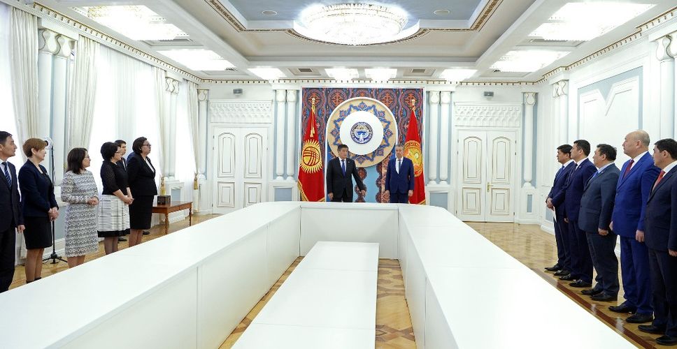 Фото аппарата президента КР. Сооронбай Жээнбеков и аппарат президента проводили Фарида Ниязова