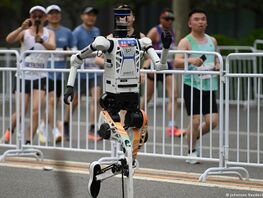 Робот-гуманоид побил мировой рекорд человека в&nbsp;полумарафоне в&nbsp;Пекине
