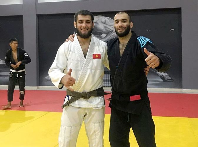 Фото @murtazaliev_bjj. Абдурахманхаджи и Муртазали Муртазалиевы на семинаре в Оше. Август 2019 года