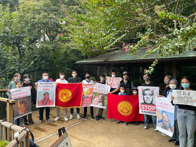 Кыргызстанцы вышли на митинг к посольству Таджикистана в Японии