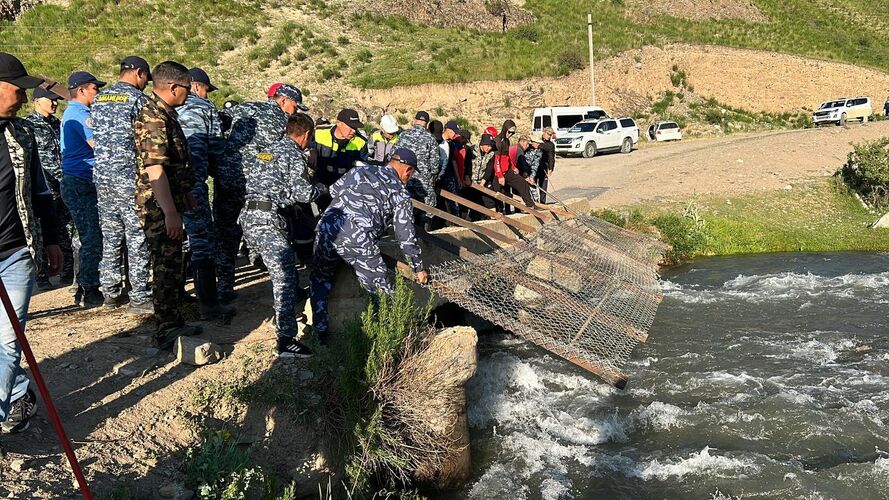 Застрял между камнями. В Таласе нашли тело двухлетнего мальчика, упавшего в реку