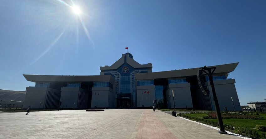 С&nbsp;1&nbsp;апреля повысят зарплату всем бюджетникам Кыргызстана
