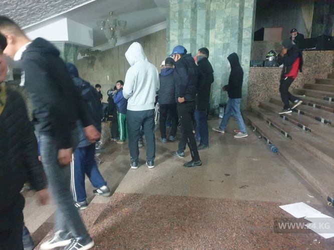 Фото 24.kg. Митингующие ворвались в здание Жогорку Кенеша