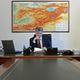 Фото Султана Досалиева. Алмазбек Атамбаев в своем рабочем кабинете