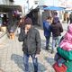 Фото ИА «24.kg». Мужчина получил флаер с призывом к чистоте, но еще не прочитал. Ошский рынок. 