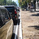 Фото ИА «24.kg». Автовладельцы паркуют машины на проезжей части