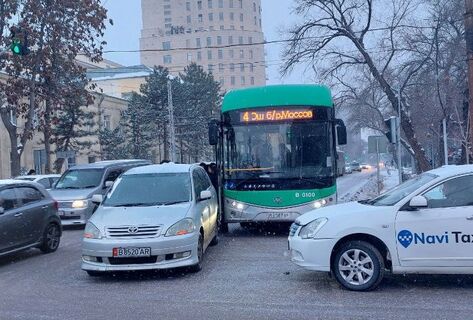 Электробус столкнулся с&nbsp;легковым автомобилем в&nbsp;Бишкеке
