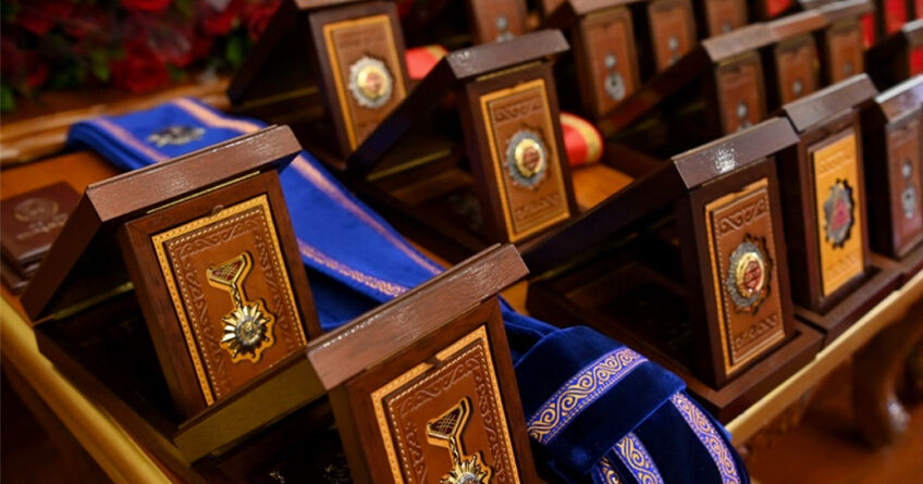 Садыр Жапаров сократил и&nbsp;обновил систему наград, принят новый закон
