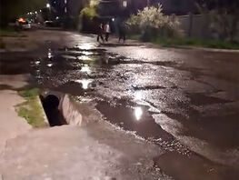 В&nbsp;Бишкеке произошел прорыв водопроводной трубы, вода продолжает течь по&nbsp;улицам
