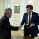 Фото отдела информационной политики аппарата президента КР. Президент на встрече с авторами государственного флага Кыргызстана