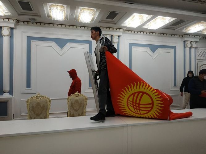 Фото из интернета. Митингующий с флагом Кыргызстана и бутылкой водки в здании Жогорку Кенеша