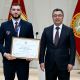 Фото пресс-службы президента КР. Сборной по хоккею вручили денежные сертификаты