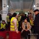 Фото 24.kg. Члены Федерации профсоюзов забаррикадировали вход в здание