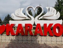 Караколдогу нөшөр: Көп батирлүү үйлөрдүн жер төлөлөрүнөн суу сордурулуп жатат
