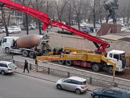 На&nbsp;улице Рыскулова в&nbsp;Бишкеке строительной техникой разрушают тротуар 