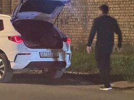 Мужчина выбросил мусор прямо на&nbsp;трассе в&nbsp;Оше, на&nbsp;замечания не&nbsp;отреагировал
