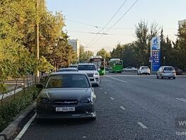 Пробки в&nbsp;Бишкеке. Полосу на&nbsp;улице Юнусалиева занимают припаркованные авто
