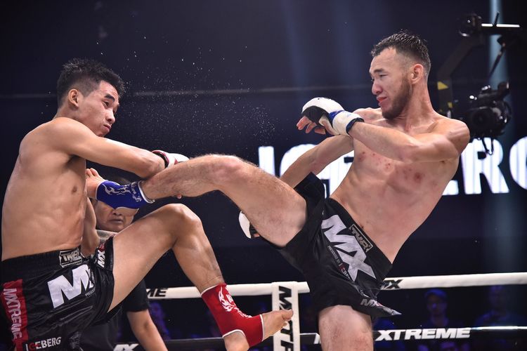 Фото MX Muay Xtreme. Нуржаман Эшбаев (справа) в бою с П.Сасипрапагумом