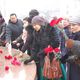 Фото ИА «24.kg» . Молодые люди возлагают цветы, Бишкек, 2017 год