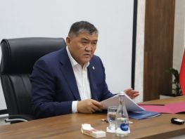Камчыбек Ташиев появился на&nbsp;публике и&nbsp;подарил нуждающейся семье новый дом
