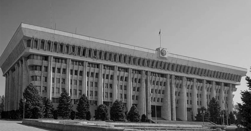 Беспорядки в&nbsp;Бишкеке. Митингующие прорвались на&nbsp;территорию &laquo;Белого дома&raquo;
