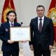 Фото пресс-службы президента КР. Сборной по хоккею вручили денежные сертификаты