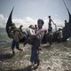 Фото Fred Dufour/AFP. Беженцы рохинджа, покинувшие Мьянму, высаживаются на берег Бангладеш, сентябрь 2017 года