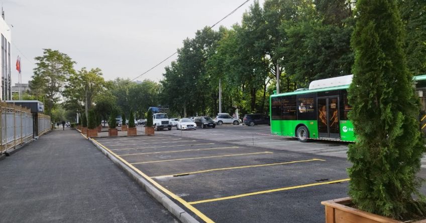 Теперь тут парковка. Снос деревьев на&nbsp;улице Ибраимова оценили в&nbsp;256 тысяч сомов
