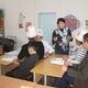 Фото полномочного представительства правительства в Нарынской области. Учитель в селе Куланак ведет урок для этнических кыргызов из Памира (Афганистан), ноябрь 2017 года