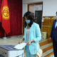 Фото пресс-службы кабмина. Улукбек Марипов с супругой проголосовал на повторных выборах депутатов БГК