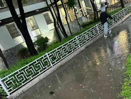 В&nbsp;центре Бишкека после дождей тротуары залило водой
