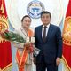 Фото отдела информационной политики аппарата президента КР. Айсулуу Тыныбекова (слева) на награждении
