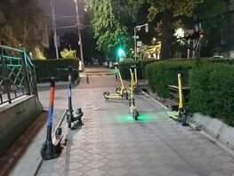 В&nbsp;Бишкеке на&nbsp;улице Тоголока Молдо электросамокаты перекрыли пешеходный проход
