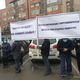 Фото 24.kg. Родственники Адилета Кубанычбекова вышли на митинг к зданию суда