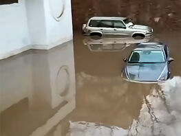 В&nbsp;центре Бишкека затопило грузовой подъезд. Машины залило водой
