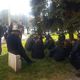 Фото 24.kg. Митингующие сидят на газоне у Дома правительства