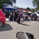 Фото читателя 24.kg. В селе Сузак Джалал-Абадской области стихийный рынок затрудняет движение для авто