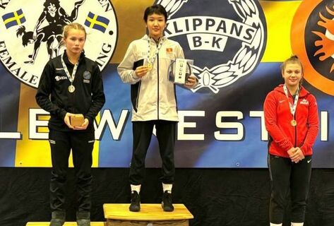 Две кыргызстанки завоевали золото на&nbsp;турнире по&nbsp;борьбе Klippen Lady Open 