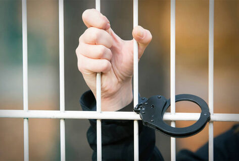 Раздавал детям конфеты с&nbsp;иглами. В&nbsp;Бишкеке задержали подозреваемого
